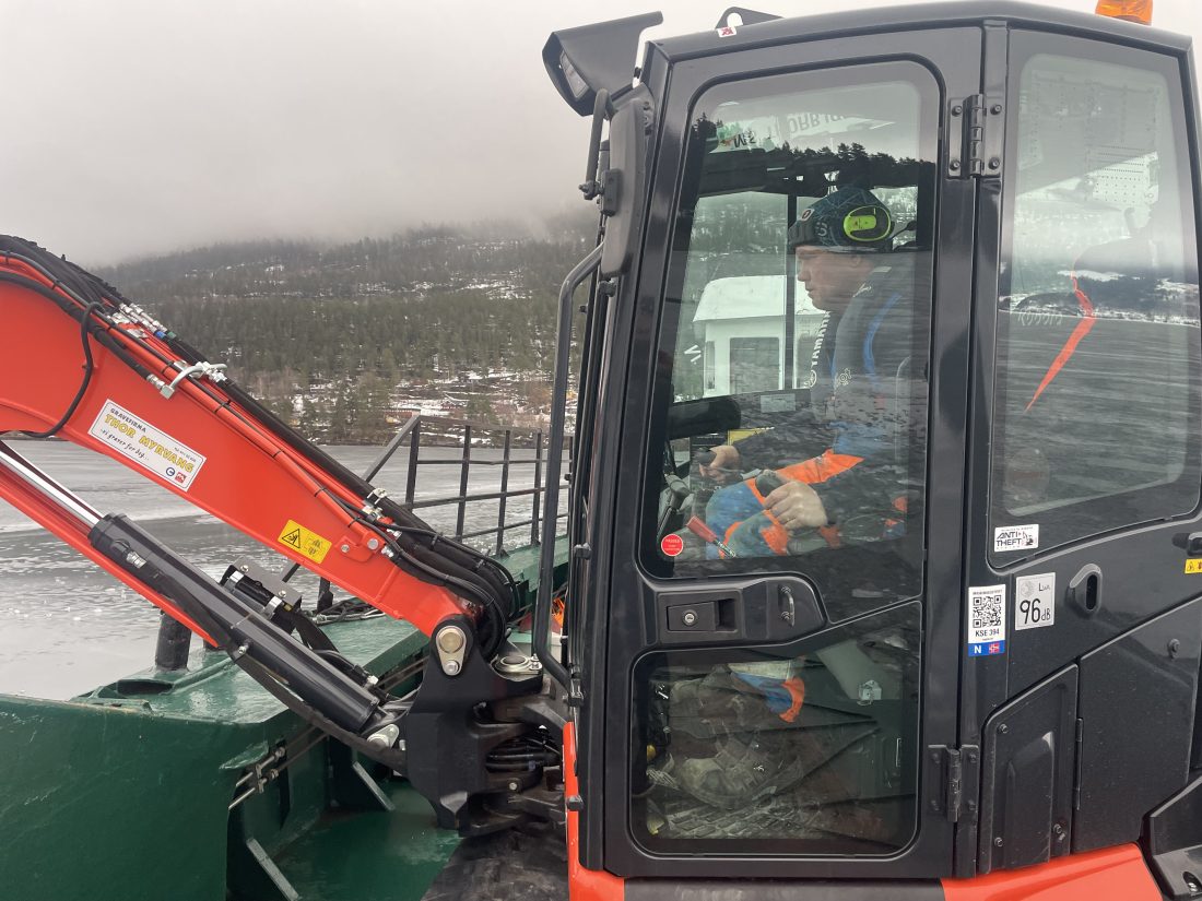 Første gangen redningsvest er en del av arbeidstøyet for Jan Myrvang. (Foto: Ragnar Braata)