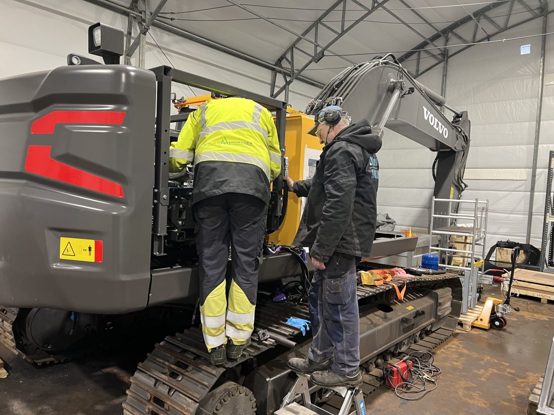 Applied Hydrogen-teamet jobber iherdig med å få hydrogen-graveren ferdig til Vei og Anlegg 2024. Den blir å se på Volvo-standen. (Foto: Njål Hagen)