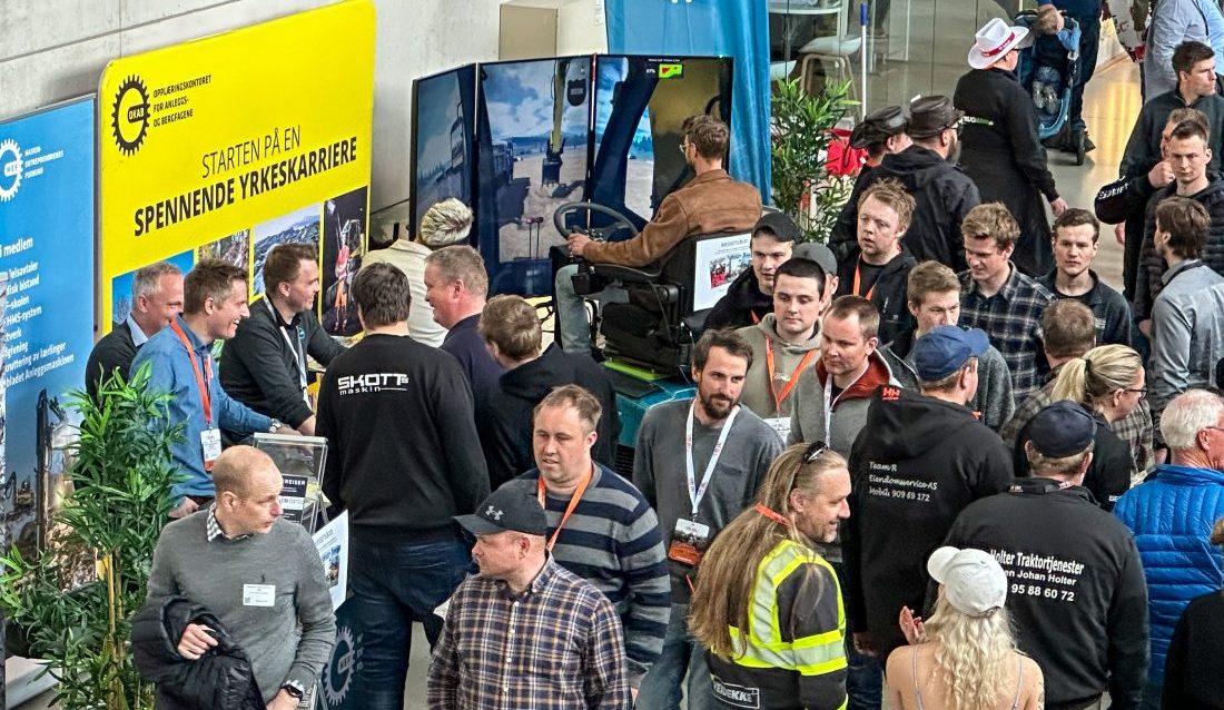 Stor interesse rundt simulatoren på MEFs stand. (Foto: Runar F. Daler)