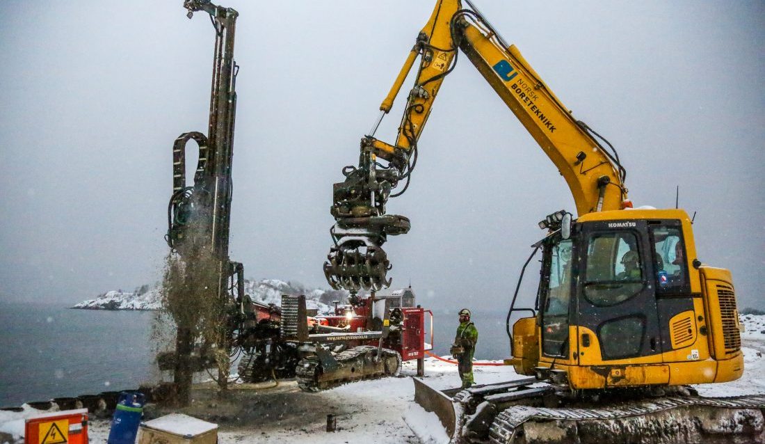 For å tette mot sjøen, etableres en 375 meter lang rørspuntvegg, på totalt 4000 kvadratmeter. (Foto: Runar F. Daler)