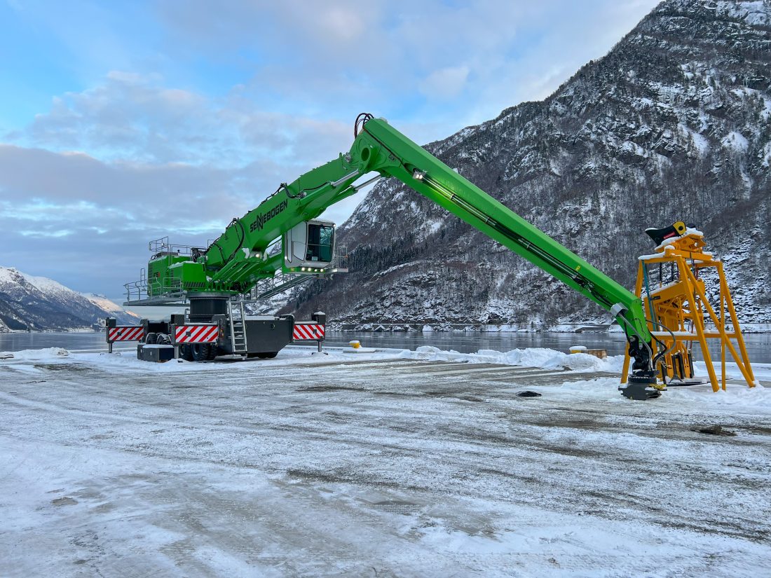 Sennebogen 875E Hybrid skal brukes til å laste ferdig sink fra kai til båt. Maskinen ble fraktet i deler på åtte lastebillass, og det tok Stuart «Spike» Hoggart i Volvo Maskin åtte uker å montere og klargjøre den. (Foto: Njål Hagen)