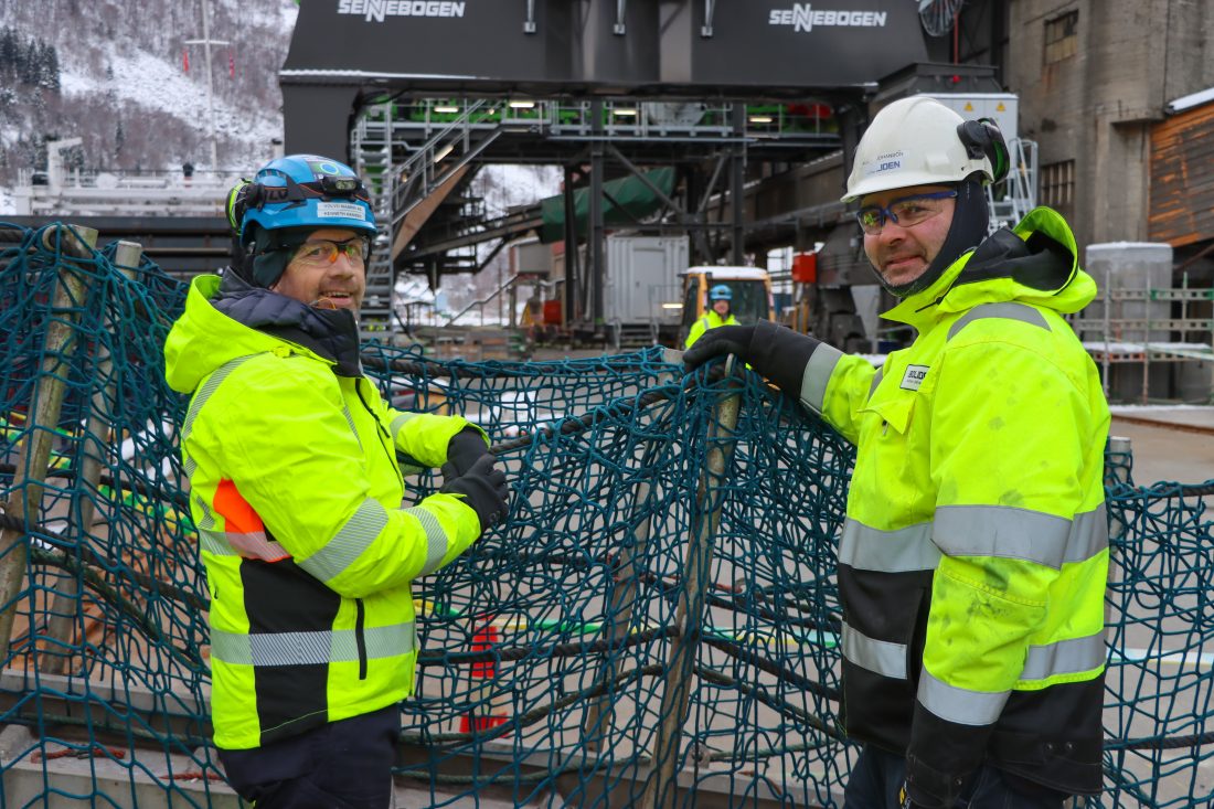 Kennet Hansen (t.v.), salgssjef Volvo Maskin, og Audun Johanson, prosjektingeniør i Boliden Odda, venter på igangkjøringen av Sennebogen 885G. (Foto: Njål Hagen)