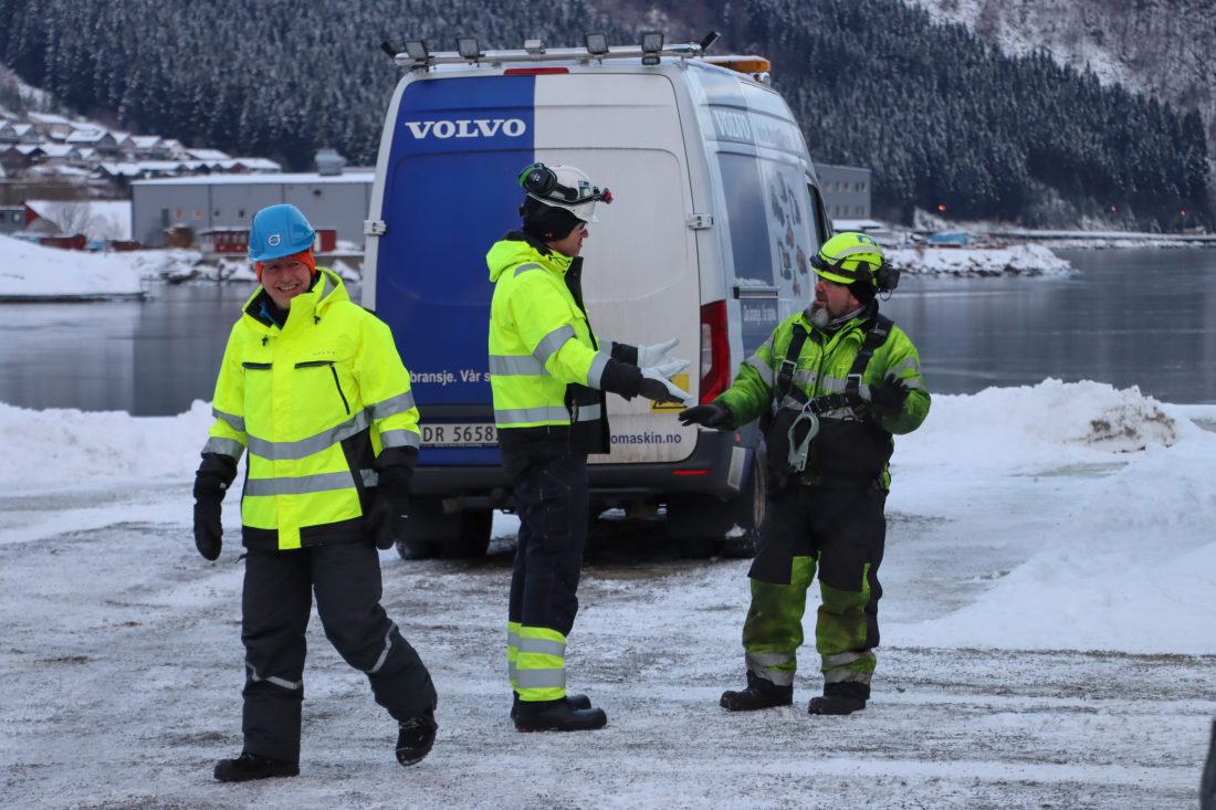 God stemning blant Volvo-folket. Fra venstre: Knut Grepperud, produktsjef Sennebogen, Jan Harviken, opplærlingsansvarlig, og Stuart «Spike» Hoggart, prosjektmontør. (Foto: Njål Hagen)