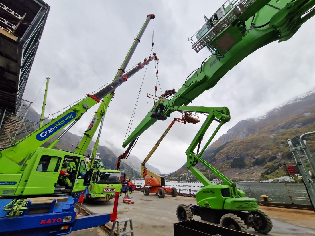 Fra monteringen av bom og stikke på Sennebogen 885G. Tre kraner og to lifter måtte til for å få dem sammen. (Foto: Stuart «Spike» Hoggart)