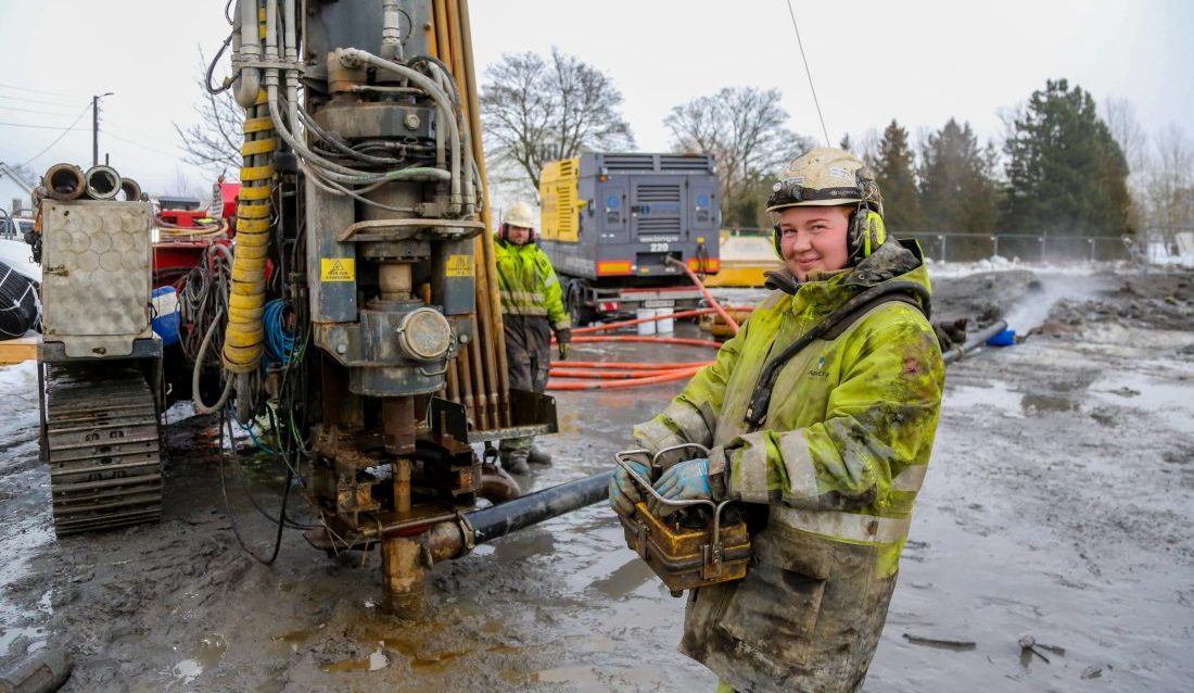 TRIVES: Susanne Marie Therkelsen stortrives som brønnborer. (Foto: Runar F. Daler)