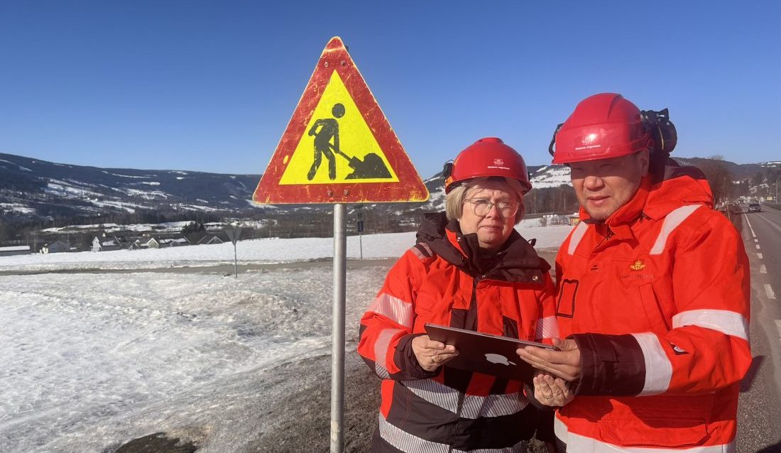 Arbeidshverdagen skal bli mer effektiv for kontrollørene Hanne Marit Amb og Yanwei Wen i Statens vegvesen. (Foto: Statens vegvesen)