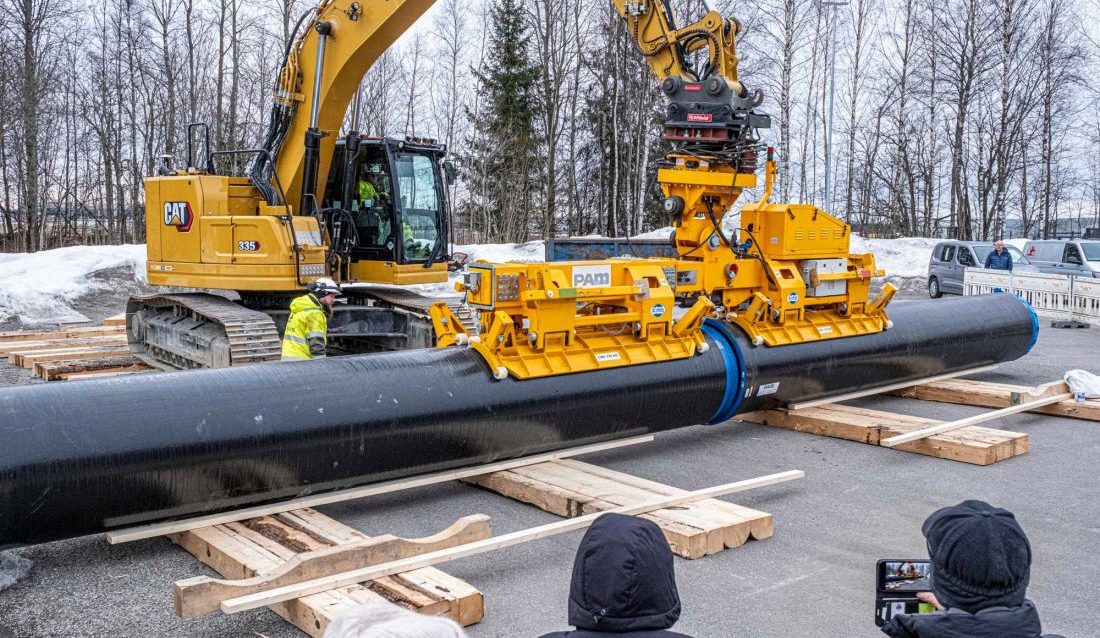 Det nye vakuum-verktøyet fra Saint Gobain PAM løfter og trekker sammen duktile rør. (Foto: Jørn Søderholm, Praktisk Talt AS)