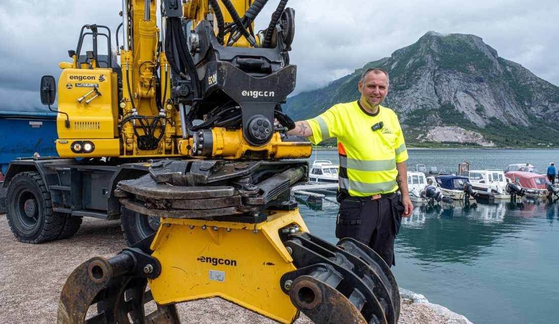 Reipå Knuseri har bygget denne småbåthavnen. Bygging og plastring er utført med hjulgraver og en 30-tonns beltegraver, begge med Engcon tiltrotator.