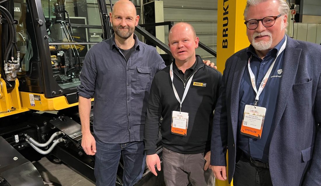 Inngåelsen av samarbeidsavtalen ble markert på Pon Equipments stand på Vei og Anlegg 2024. Fra venstre: Andreas Lydersen, daglig leder DigiQuip, Ole Petter Holene, adm.dir. Pon Equipment, og Roar Sømoen, daglig leder Sentralregisteret. (Foto: Njål Hagen)