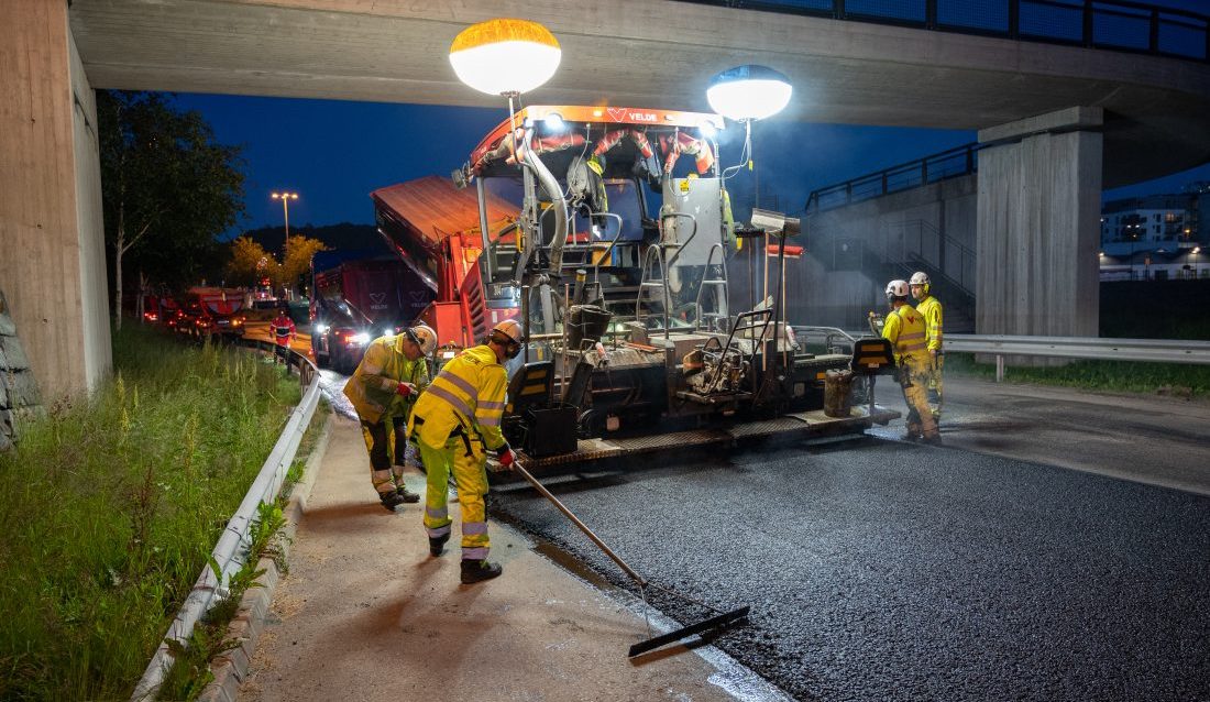 Så snart telen er ute av bakken kan årets asfaltsesong starte. I år planlegger Statens vegvesen å legge asfalt til en verdi av ca. 1100 millioner kroner på landets riks- og europaveier. (Foto: Bård Asle Nordbø/Statens vegvesen)