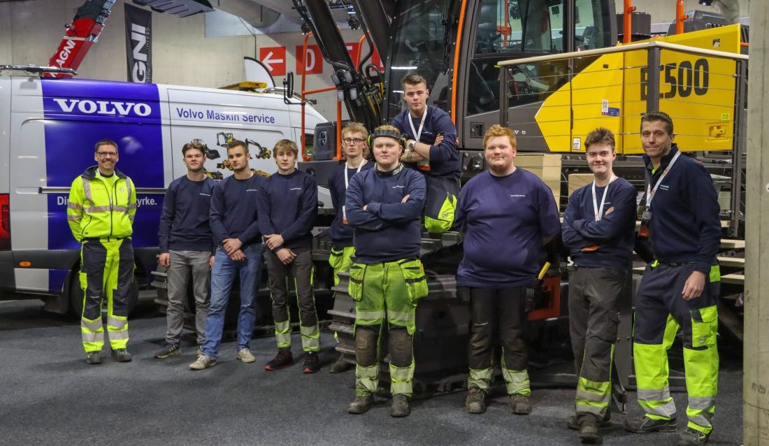 Åtte lærlinger fra Volvo Maskin Service (VMS) er med på å rigge Volvo-standen på Vei og Anlegg 2024. Fra venstre: Frode Andersen, produktsjef, Alexander Josefsen (VMS Kristiansand), Sveinung Engenes (VMS Kristiansand), Varg Kleveland (VMS Sandefjord), Olav Måge (VMS Stavanger), Oliver Røsten (VMS Namsos), Magnus Brandt (Volvo Maskin, Mastemyr), Knut Halvard Kleivan (VMS Drammen), Sander Tverbak (VMS Bodø) og Stian Brække, produktsjef. (Foto: Njål Hagen)