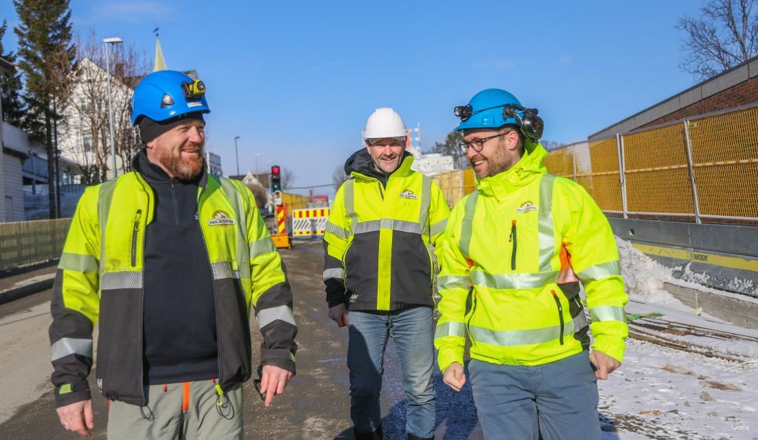 Anleggsleder Pål Robertsen (fra venstre), daglig leder Herbjørn Nilssen og prosjektleder Nicolai Kulseng-Varmedal kan være fornøyd med et godt utført prosjekt. Lokalbefolkningen i Tromsø ser garantert frem til at denne veistrekningen, som er en av de mest trafikkerte kollektivtraseene inn og ut av Tromsø sentrum, åpner til sommeren. (Foto: Runar F. Daler)