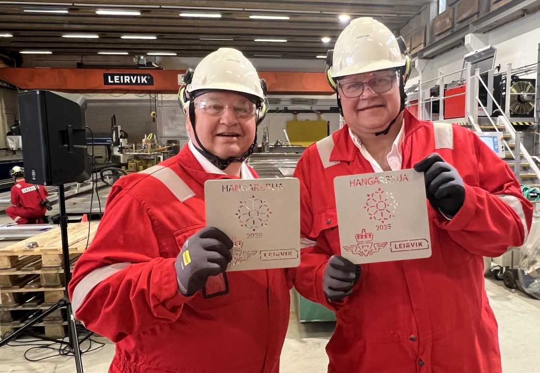 Svært fornøyde med å være i gang med byggingen av Hangarbrua! Kjell Inge Davik, utbyggingsdirektør i Statens vegvesen og Torstein Ryeng, prosjektleder, fikk med seg en fin aluminiumsplakett fra byggestarten hos Leirvik AS. (Foto: Linda Grønstad/Statens vegvesen) 