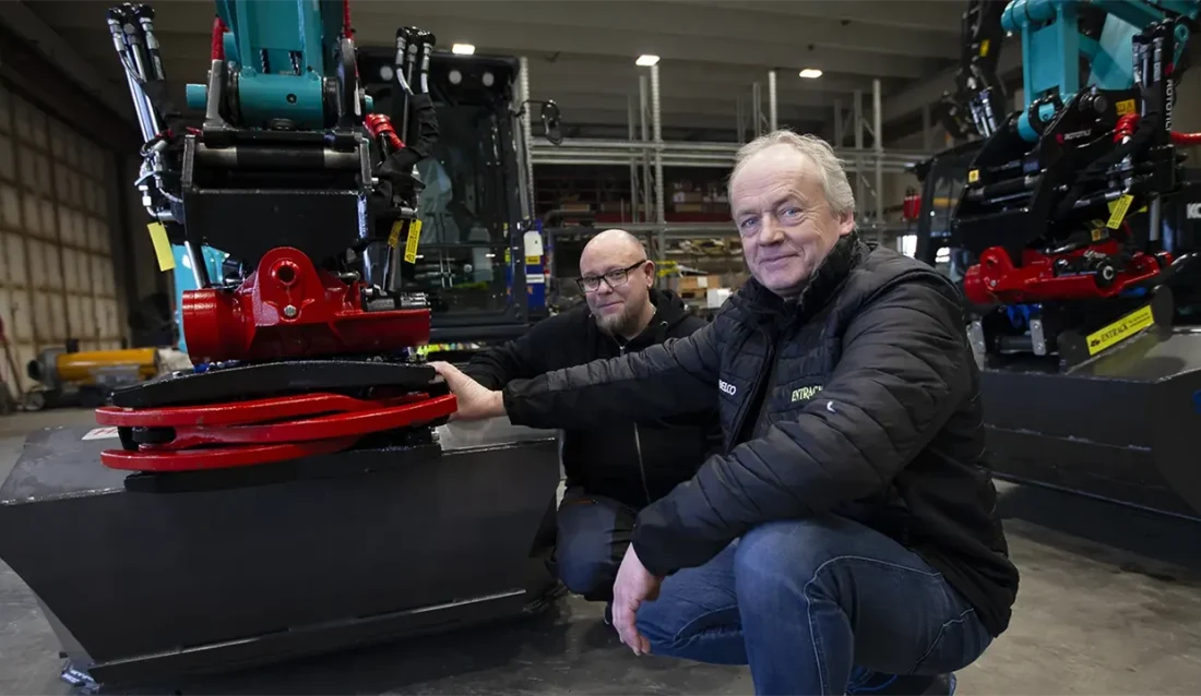 Teknisk sjef hos Entrack AS, Gjermund Stenerud (foran), og Mikael Matiasson, ansvarlig for klargjøringsavdelingen. (Foto: Entrack)