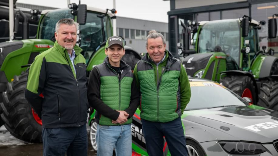 John Henrik Stadtler (t.v.), salgsansvarlig for Fendt i Norge, og Marcus Østby sammen med Jan Gunnar Halstvedt fra Eiksenteret Kløfta. (Foto: Laaven)