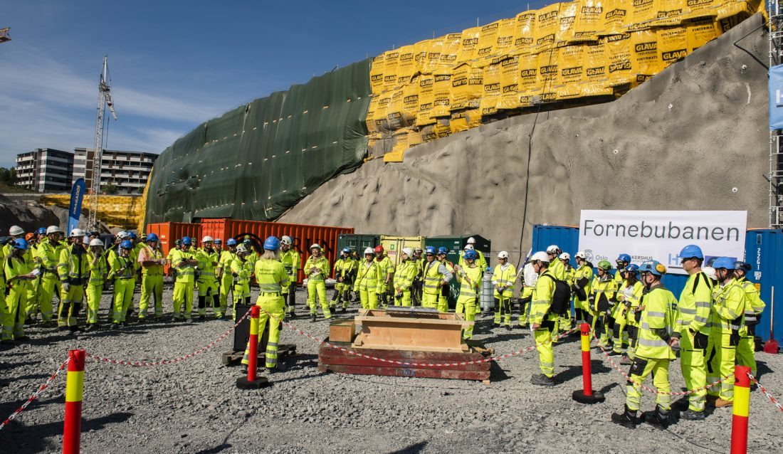 Representanter fra Oslo kommune, Akershus fylkeskommune, Bærum kommune og entreprenør HAB Dragados ANS ved grunnsteinsmarkeringen. (Foto: Fornebubanen/Nicolas Tourrenc)