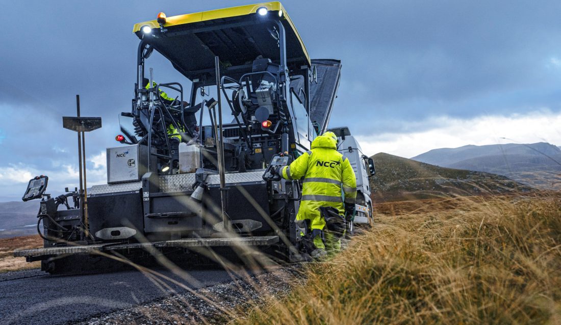 NCC har signert ni asfaltkontrakter de siste ukene. Totalt har selskapet inngått 18 kontrakter med Statens vegvesen og fylkeskommuner i år. (Foto: NCC)