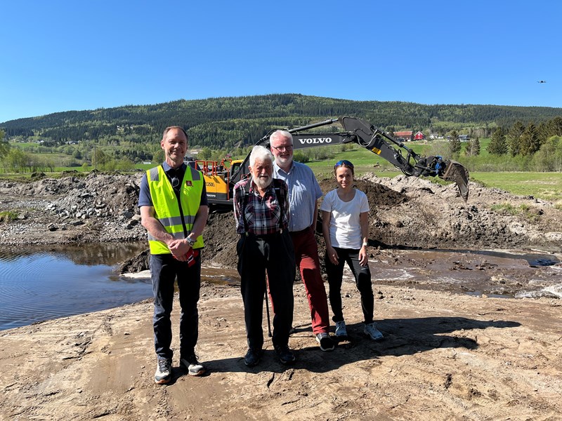 F.v.: Terje Thuseth, NVE, Ola G. Guldseth, Statsforvalter Frank Jensen og Carina Ulsund fra Statsforvalteren i Trøndelag. Ola Guldseth husker hvordan de stengte det gamle elveløpet i 1941-42. (Foto: NVE/Magne Fjeldheim Foto: NVE/Magne Fjeldheim)