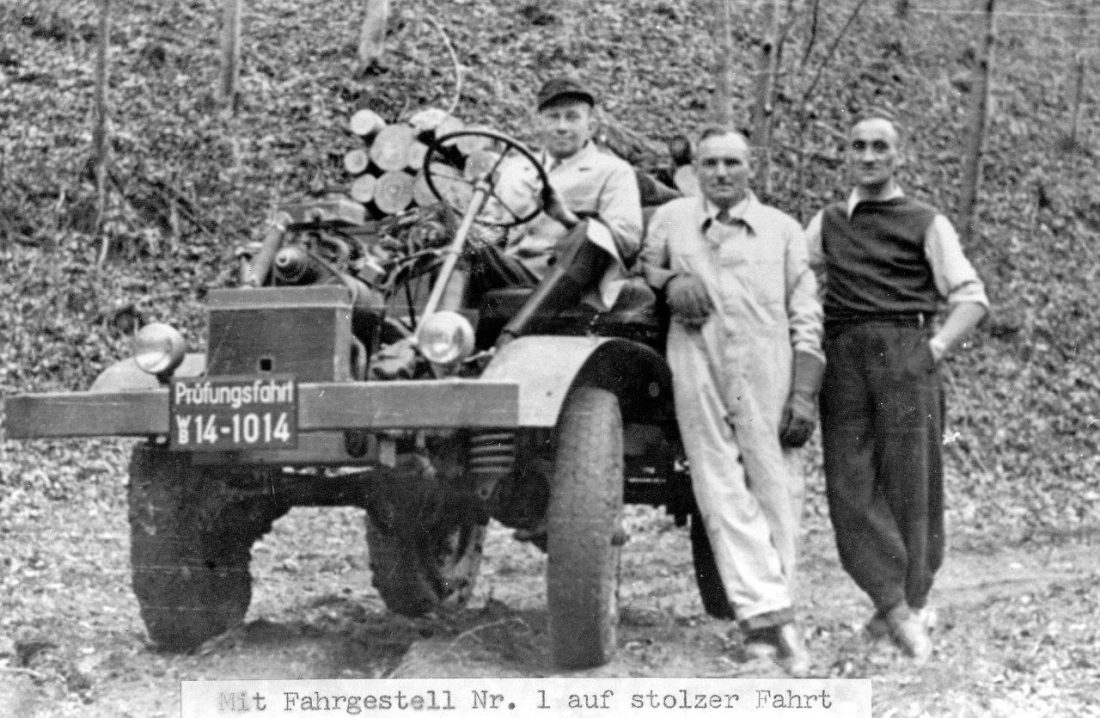 De aller første Unimog-designingeniørene: Heinrich Rößler ved rattet i den første Unimog U1-prototypen 9. oktober 1946. Til høyre på bildet er Hans Zabel som endret navnet fra Universal Motor Gerät til Unimog. (Foto: Mercedes Benz)