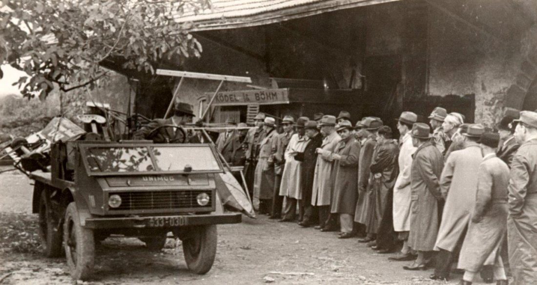 Unimog ble vist frem for første gang 29. august 1948 på utstillingen til Deutsche Landwirtschaftsgesellschaft (DLG) i Frankfurt am Main. Her ble det tegnet avtaler for 150 forhåndsbestillinger. (Foto: Mercedes Benz)