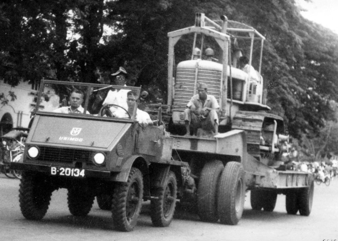 Unimog U25, 2010-modellserien, transporterer en bulldoser for byens energiselskap i Jakarta, Indonesia i 1954. (Foto: Mercedes Benz)