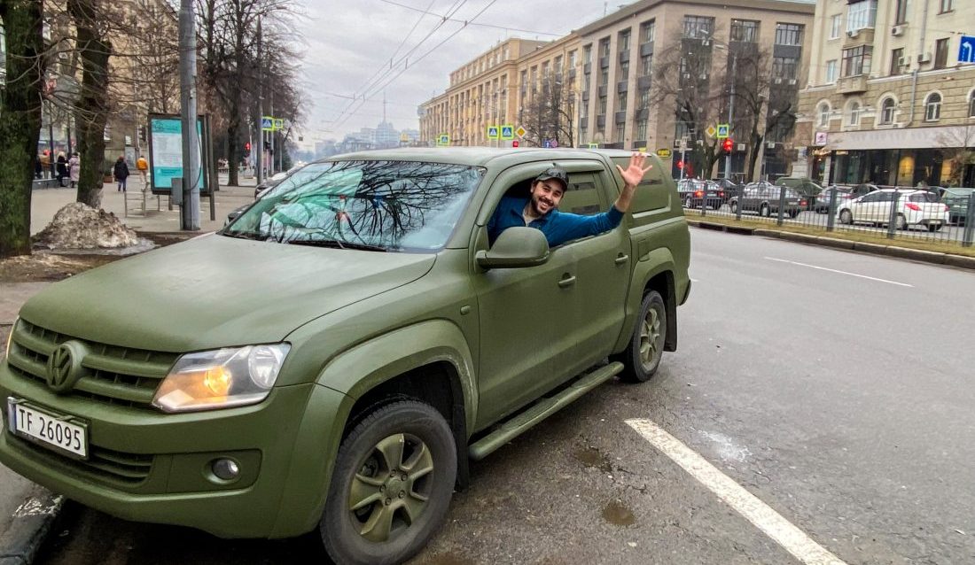 Amaroken ankommer Kharkiv helt øst i Ukraina. Sjåfør er Fredrik Tronhuus, som til daglig er kommunikasjonssjef i MEF. (Privat foto)