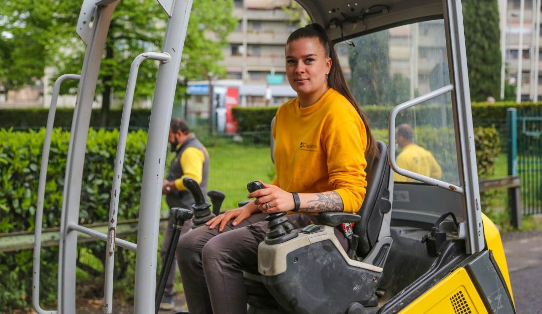 Ine Marie Kvamstad (22), som til vanlig er anleggsmaskinførerlærling hos Tore Løkke AS i Åfjord i Trøndelag, har funnet seg godt til rette i den italienske anleggsbedriften Capotoni. (Foto: Runar F. Daler)