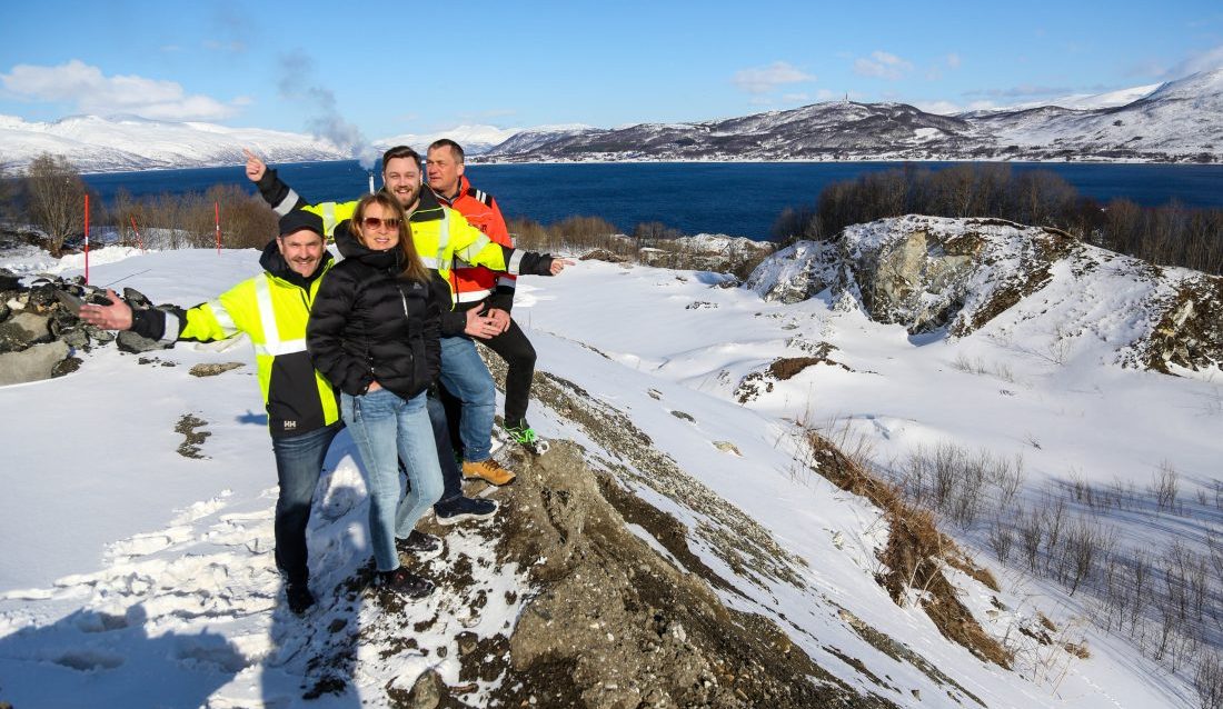 HER BØR DEPONIET LIGGE: En gjenåpning av Ørndalen for deponering av rene overskuddsmasser, vil være det viktigste tiltaket for å redusere CO2 fra anleggsbransjen i Tromsø. Det mener (fra venstre): Herbjørn Nilssen (daglig leder Maskinentreprenør Herbjørn Nilssen AS), Jorunn Nyheim (distriktssjef Maskinentreprenørenes Forbund i Troms), Kenneth Kristiansen (daglig leder Maskinentreprenør Stig Kristiansen AS og styreleder i MEF Troms) og Jon Egil Sørensen (daglig leder i Einar Sørensen Maskinentreprenør AS), samt en samlet bransje for øvrig. (Foto: Runar F. Daler)