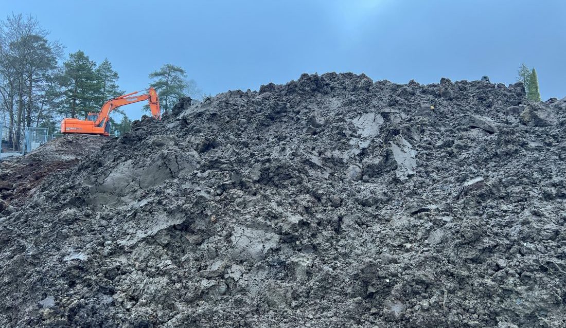 Årlig legges tusenvis av tonn med jord i deponier på grunn av uønskede fremmede arter og planteskadegjørere. (Foto: Njål Hagen)