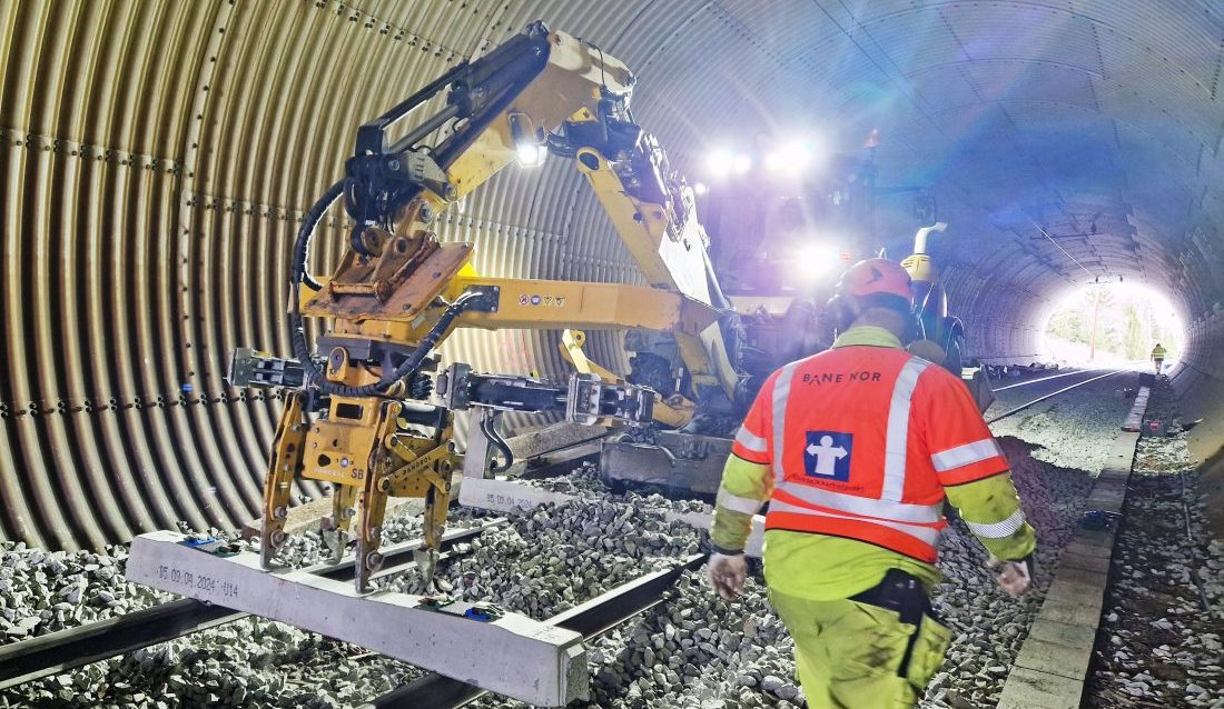 Gamle, morkne tresviller erstattes med nye betongsviller. Dette er en del av det daglige vedlikeholdsarbeidet på jernbanen. Arbeidet ble gjort i en liten tunnel på Randsfjordbanen, utenfor Hønefoss. (Foto: Bane NOR)