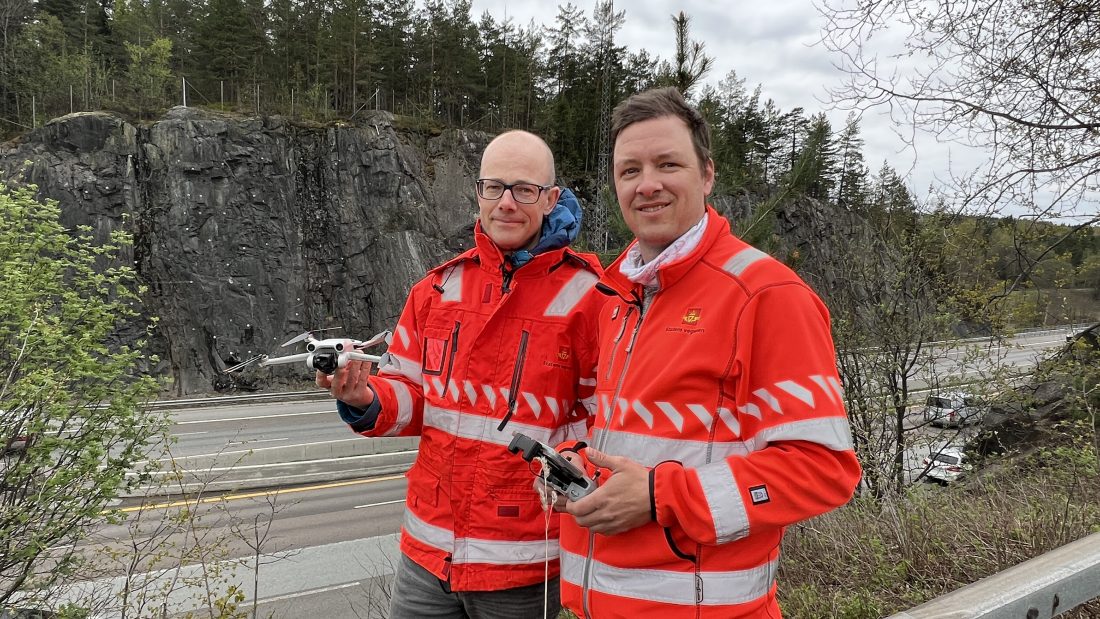 Halgeir Dahle (t.v.) og Ståle Tillerli fra Statens vegvesen utfører digital inspeksjon av bergskjæringer langs E6 på Høybråten i Oslo ved hjelp av en drone. (Foto: Linda Grønstad/Statens vegvesen)