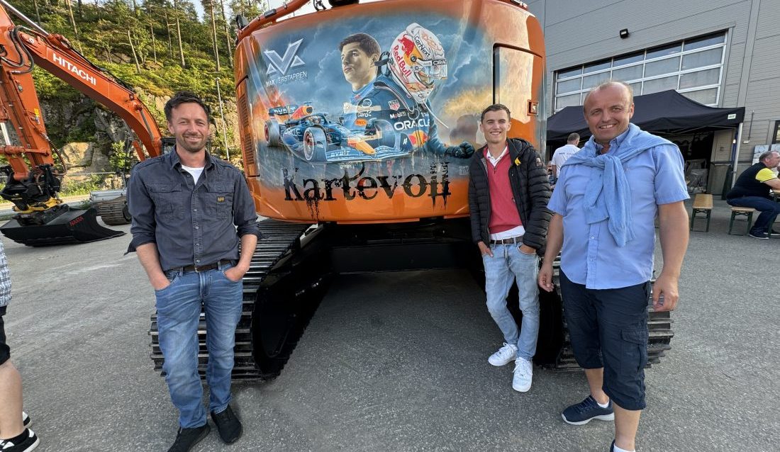 Johnny Tveit (t.v.), Kenneth Kartevoll og Vidar Kartevoll foran den motivlakkerte Hitachi-graveren som ble vist frem på Nastas åpne dag ved anlegget i Mjåvann. (Foto: Nasta)