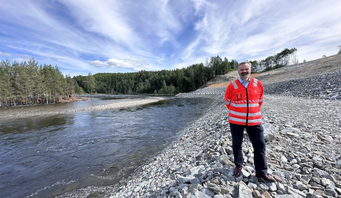 Divisjonsdirektør Bjørn Laksforsmo er tilfreds med at E16 ved Ådalselva nå er sikret mot større flom enn "Hans", men trenger økte ressurser for å ruste veinettet mot flom andre steder. (Foto: Eli Ramstad/Statens vegvesen)