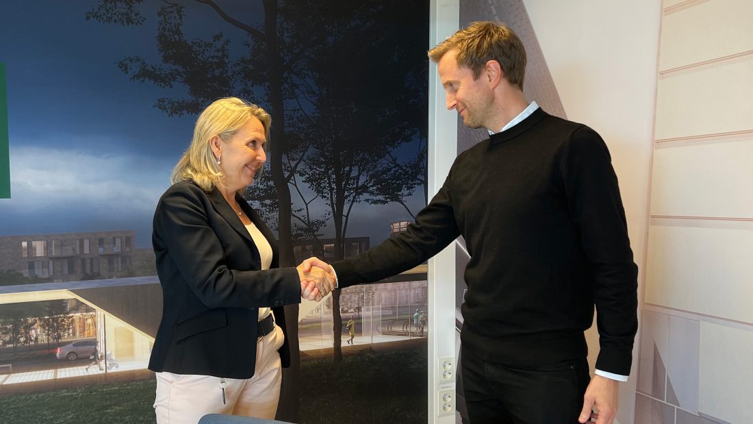 Irene Måsøval, etatsdirektør i Fornebubanen og Jon Wefald, konserndirektør i HENT AS, signerer kontrakten for de to nye- T-banestasjonene på Fornebu. (Foto: Fornebubanen)