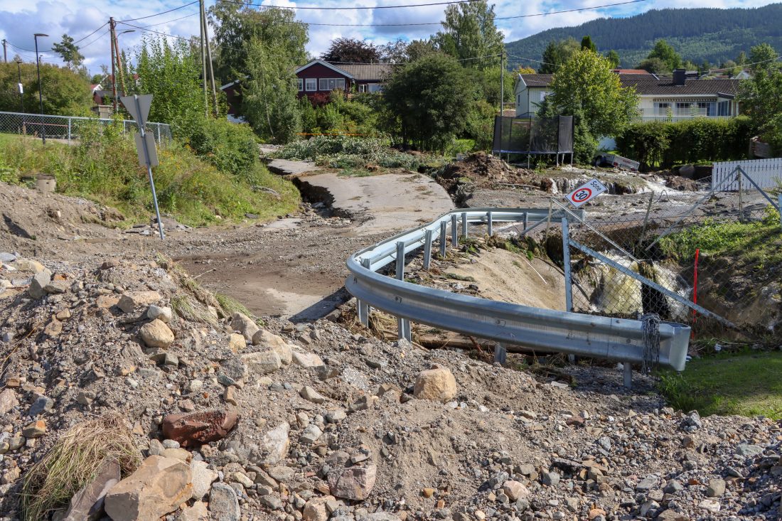 Det var store skader på flere lokalveier rundt om på Hadeland. Her har vannmassene rasert flere hager og ødelagt store deler av veien. (Foto: Njål Hagen)