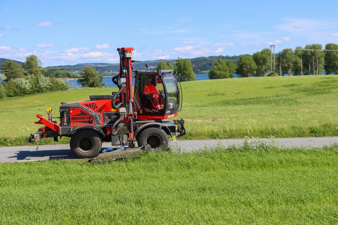 Energreen Alpha har midtmontert kran, noe som bidrar til god stabilitet. Maskinfører Arne Bartnes liker å vinkle førerhytta 45 grader (maks 90 grader) for god sikt både fremover og til siden. (Foto: Njål Hagen)