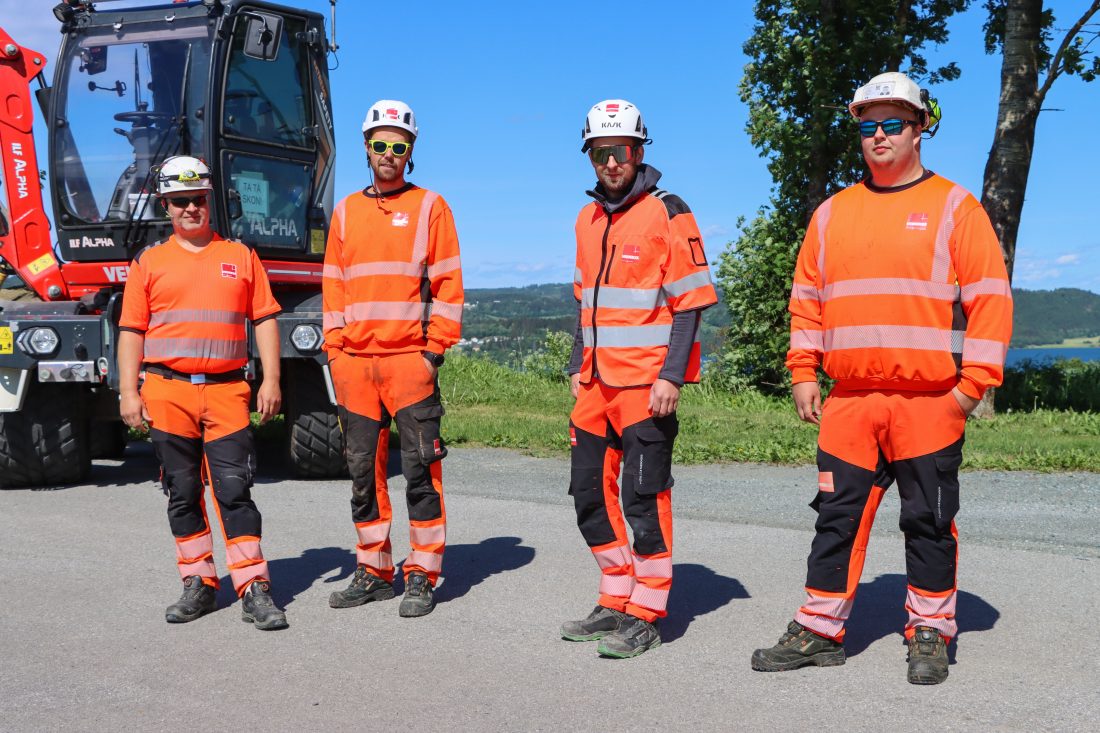 Fire Veidekke-karer som er engasjert i kantslåtten. Fra venstre: Geir-Inge Gundersen (maskinfører), Espen Lilleby (kontraktsleder), Kristoffer Sakshaug (prosjektleder) og Arne Bartnes (maskinfører). (Foto: Njål Hagen)