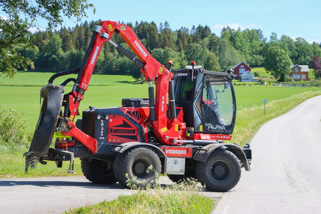 Klippeaggregatet pakkes inn bak på maskinen under transport. (Foto: Njål Hagen)