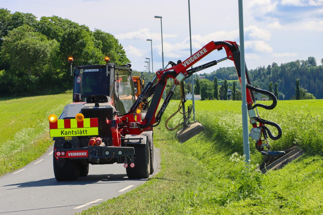 Vifte bak på Energreen-maskinen blåser gress vekk fra veibanen. (Foto: Njål Hagen)