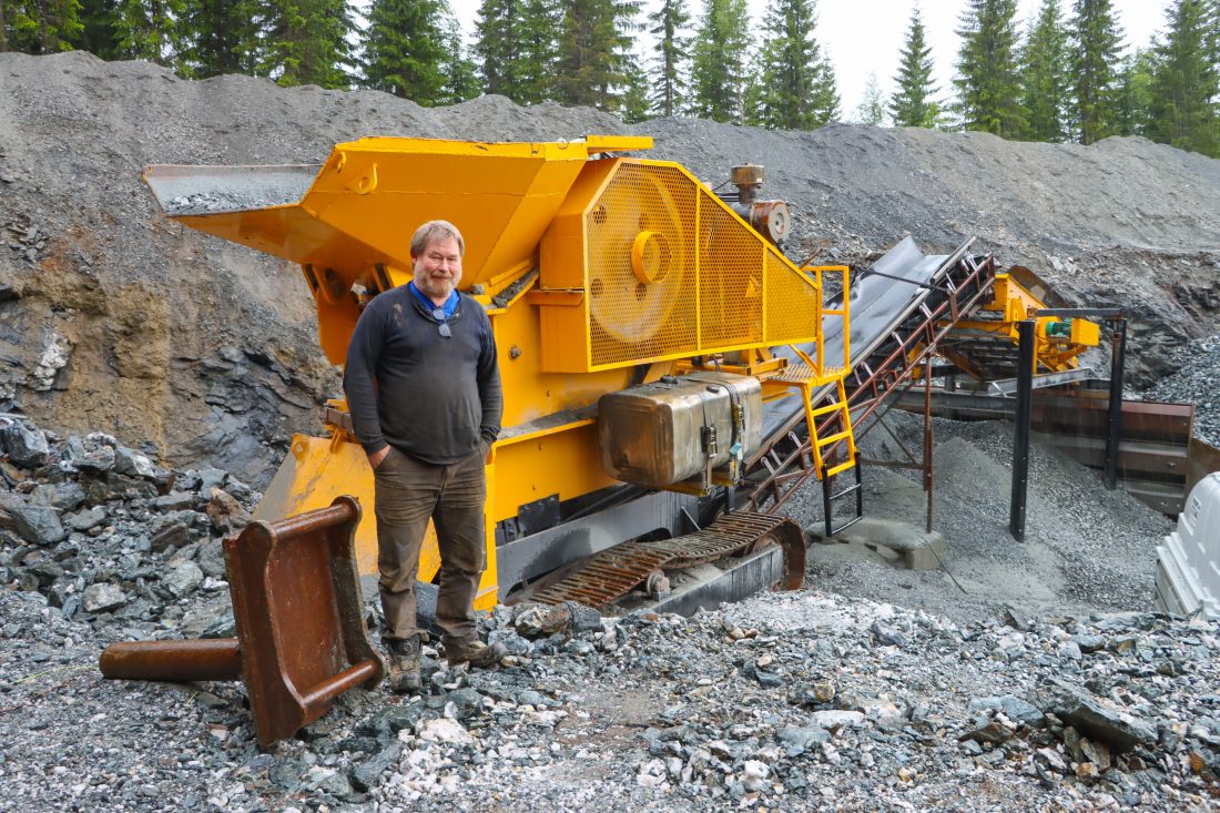 Knuseren og sikteverket har Torstein Vik konstruert og bygget selv. Knuseren er basert på en stasjonær elektrisk Aker-knuser, produsert på Trondheim mekanisk verksted (TMV) i 1984. Understellet kommer fra en O&K RH14 forgraver. El-motoren er byttet ut med en Volvo Penta dieselmotor. (Foto: Njål Hagen)