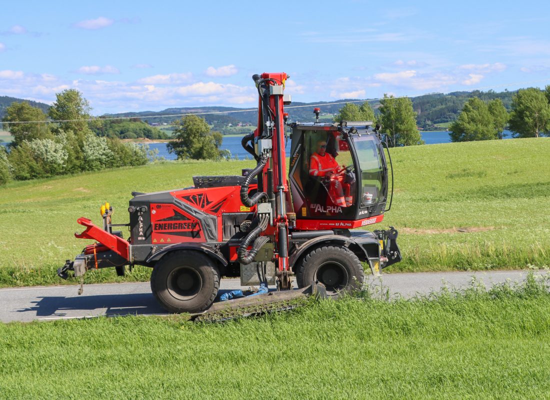 Kulstad Maskin har levert denne Energreen Alpha til Veidekke. Entreprenørselskapet bruker den til kantklipp langs veiene i Trøndelag. (Foto: Njål Hagen)