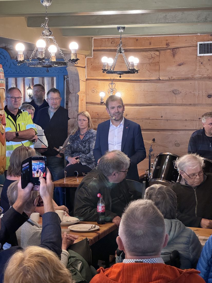 Statssekretær Tom Kalsås under markeringen av ferdigstillelsen av E6 Kvænangsfjellet. (Foto: Nye Veier)