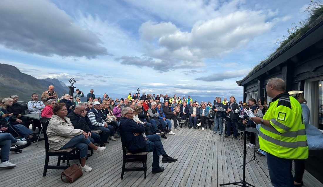 Prosjektsjef Lars Bjørgård i Nye Veier ønsket velkommen. Korpset fra Kulturskolen i Kvænangen kommune spilte for forsamlingen i det fine været før vinden tiltok, og arrangementet ble flyttet innendørs. (Foto: Nye Veier)