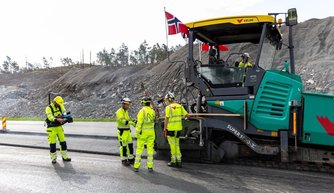 Nye Veier tester ut bruk av sirkulær asfalt som kun består av materialer som er brukt tidligere eller som har sin opprinnelse som restprodukter fra ikke-fossile kilder. (Foto: Nye Veier)