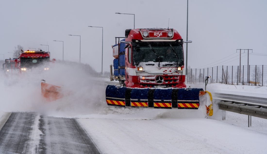 Vinterdrift er en sentral del av kontrakten om drift og vedlikehold. Her er det dagens driftsentreprenør, Risa, som brøyter E6 ved Hamar. (Foto: Nye Veier)