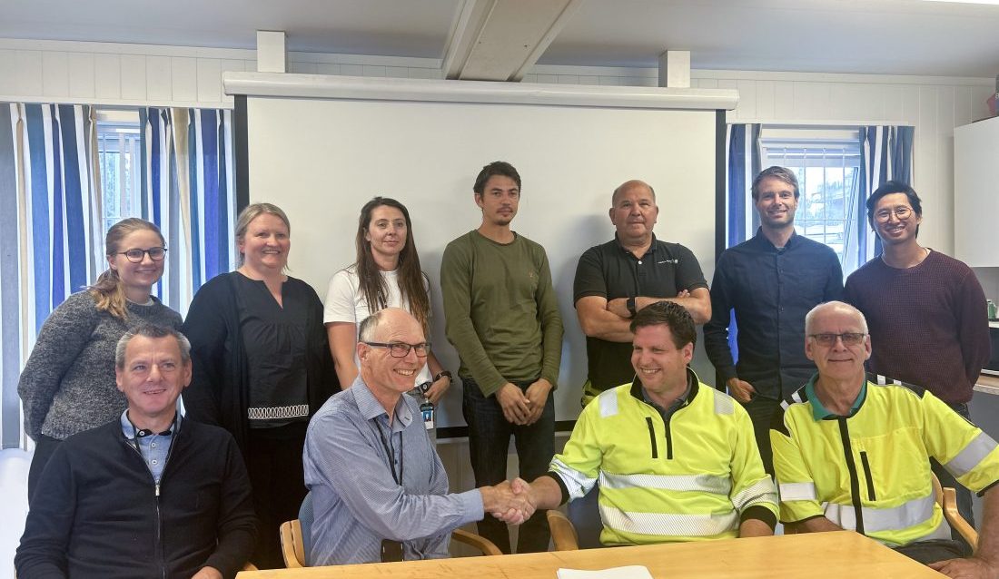 Kontraktsignering: Bak f.v. Veslemøy Tesdal, Ingvild Tørum, Sylwia Baldyga, Viggo Follestad og Oskar Selte (alle fra Bærum kommune), Andreas Køste og Thach Nguyen (begge fra Sweco). Foran f.v. Jan Willy Mundal, Svein Finnanger (begge fra Bærum kommune), Tomas Lie og Jon Merdem (begge fra AOL). (Foto: Peab)