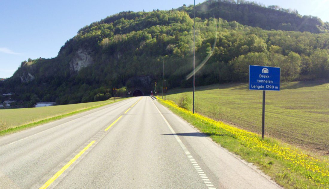 Mandag 19. august starter arbeidet med fjellsikring i E39 Brekktunnelen. Mens arbeidet pågår, blir det skiltet omkjøring via fv. 800 Buvikveien mellom Øysand og Buvika. (Foto: Statens vegvesen)