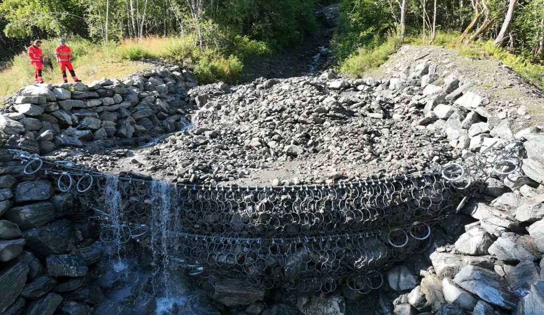 Her ser man hvor effektivt flomskredgjerdet stopper stein. (Foto: Statens vegvesen)