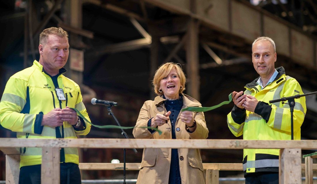 Offisiell åpning av jordvaskeanlegget f.v.: Simon Simonnæs, hovedeier Envir AS, Christine Meyer, byrådsleder Bergen, Kolbjørn Akervold, daglig leder, Envir AS. (Foto: Envir)