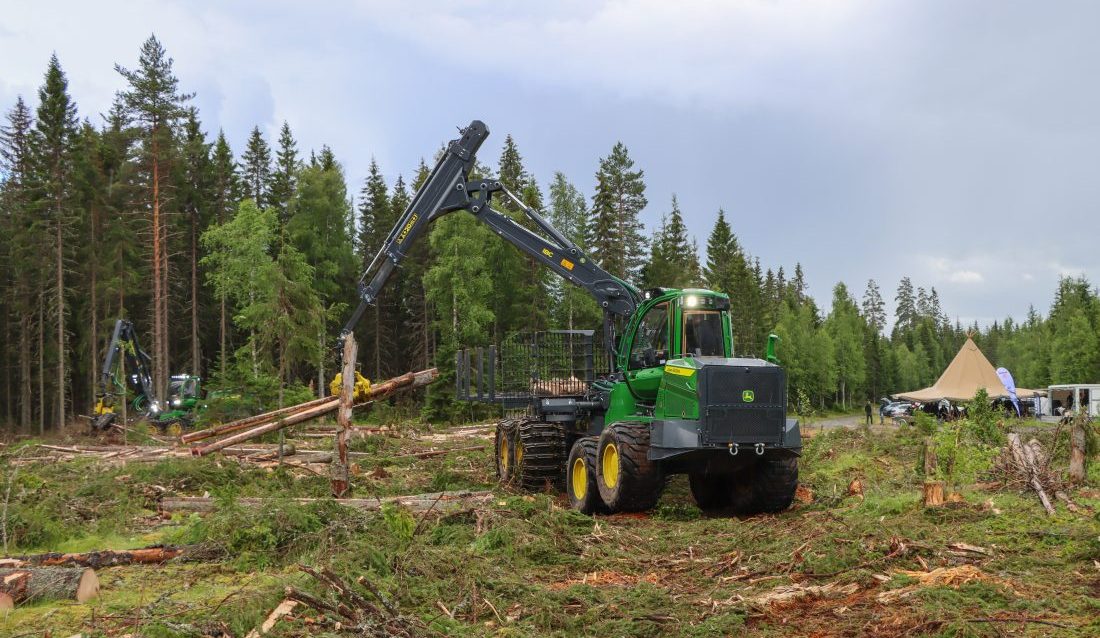 John Deere Forestry AS hadde lagt lanseringen av de nye modellene i John Deere H-serien i skogen til Mathiesen Eidsvold Værk ved Nordmokorset i Nannestad kommune. Lassbærere med modellene 2010H, med en kapasitet på 20 tonn, og 2510H, med en kapasitet på 25 tonn, er de største modellene til John Deere. (Foto: Njål Hagen)